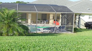 室外游泳池，恒温泳池