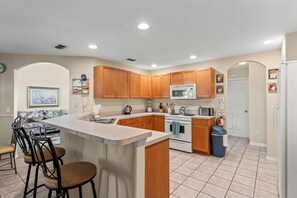 Fridge, microwave, oven, stovetop - LUXURY FOR YOU + Last-Minute-Rates: 2 Masters, Gas Grill, TV65" 4K & Game Room (Davenport)