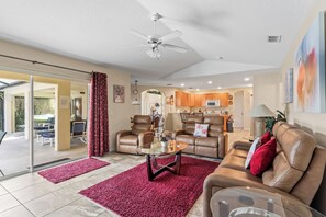 智能電視、DVD 播放機、乒乓球設施、書籍