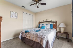 4 slaapkamers, een strijkplank/strijkijzer, reisbedje, gratis wifi