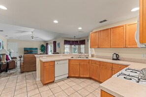 冰箱、微波炉、烤箱、炉灶