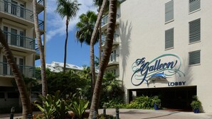 A building with a sign reading "The Galleria Lobby". - Galleon Resort Efficiency in the old town (Key West)