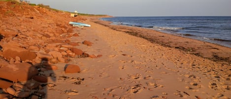 Rannalla, aurinkotuoleja, rantapyyhkeitä