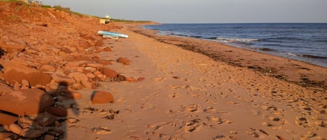 Aan het strand, ligstoelen aan het strand, strandlakens