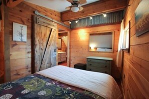 2 bedrooms, desk, iron/ironing board, WiFi