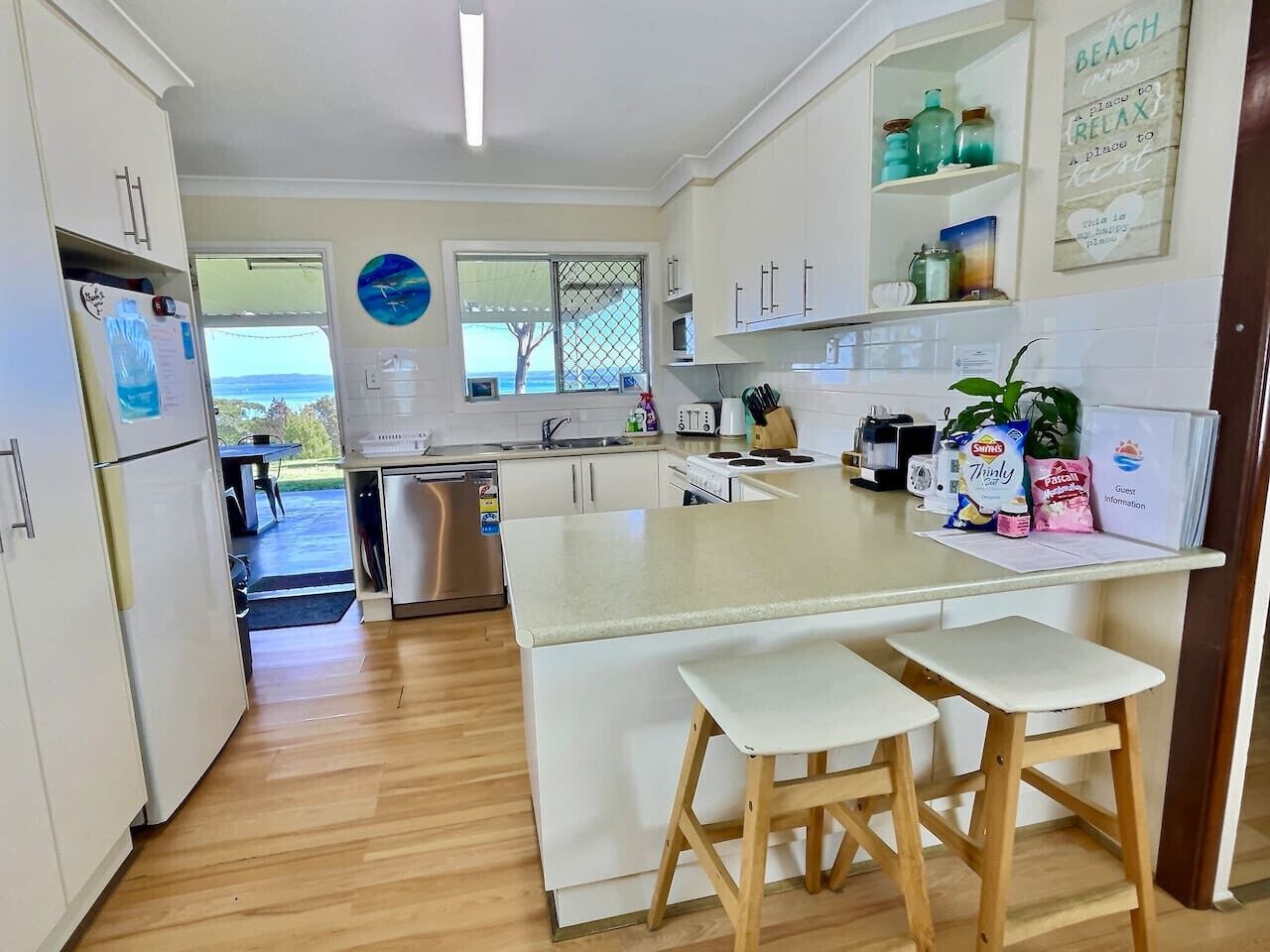 Geladeira, micro-ondas, fogão, cooktop