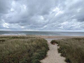 Una playa cerca, sillas reclinables de playa, toallas de playa