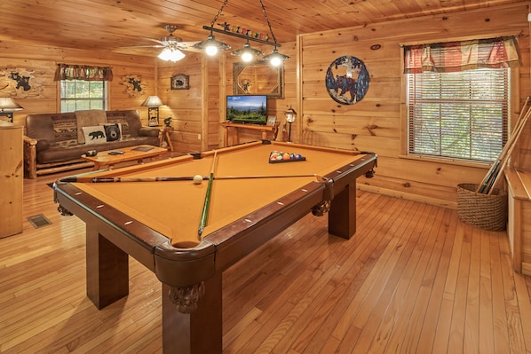 Games room - 1-bedroom comfy & cozy cabin just 5 minutes to The Island at Pigeon Forge (Pigeon Forge)