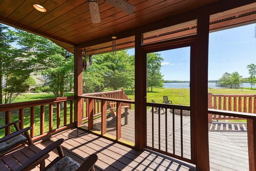 Private Lakefront Retreat-Dock-Views NEW HOT TUB available 6-1-2026. Sleeps 18.
