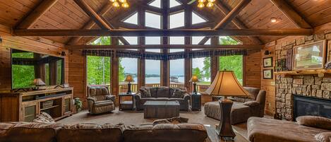 Smart TV, lareira, pebolim, aparelho de som