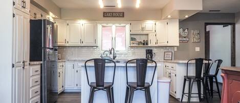 Jääkaappi, mikroaaltouuni, uuni, liesi