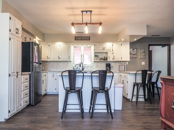 Kjøleskap, mikrobølgeovn, ovn og kokeplater