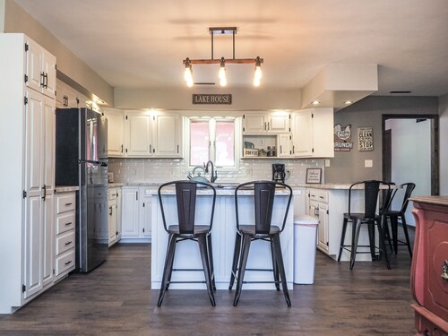 Charming Lake House within Walking Distance from Lake