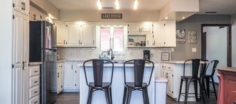 Charming Lake House within Walking Distance from Lake