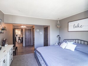 3 bedrooms, free WiFi, bed sheets - Charming Lake House within Walking Distance from Lake (Yankton)