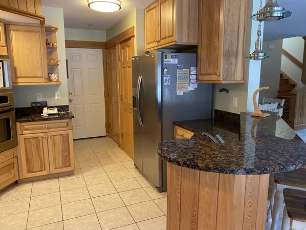 Fridge, microwave, oven, stovetop - The Beech House: Family Fun in Kitty Hawk Woods Coastal Reserve with Locals (Kitty Hawk)