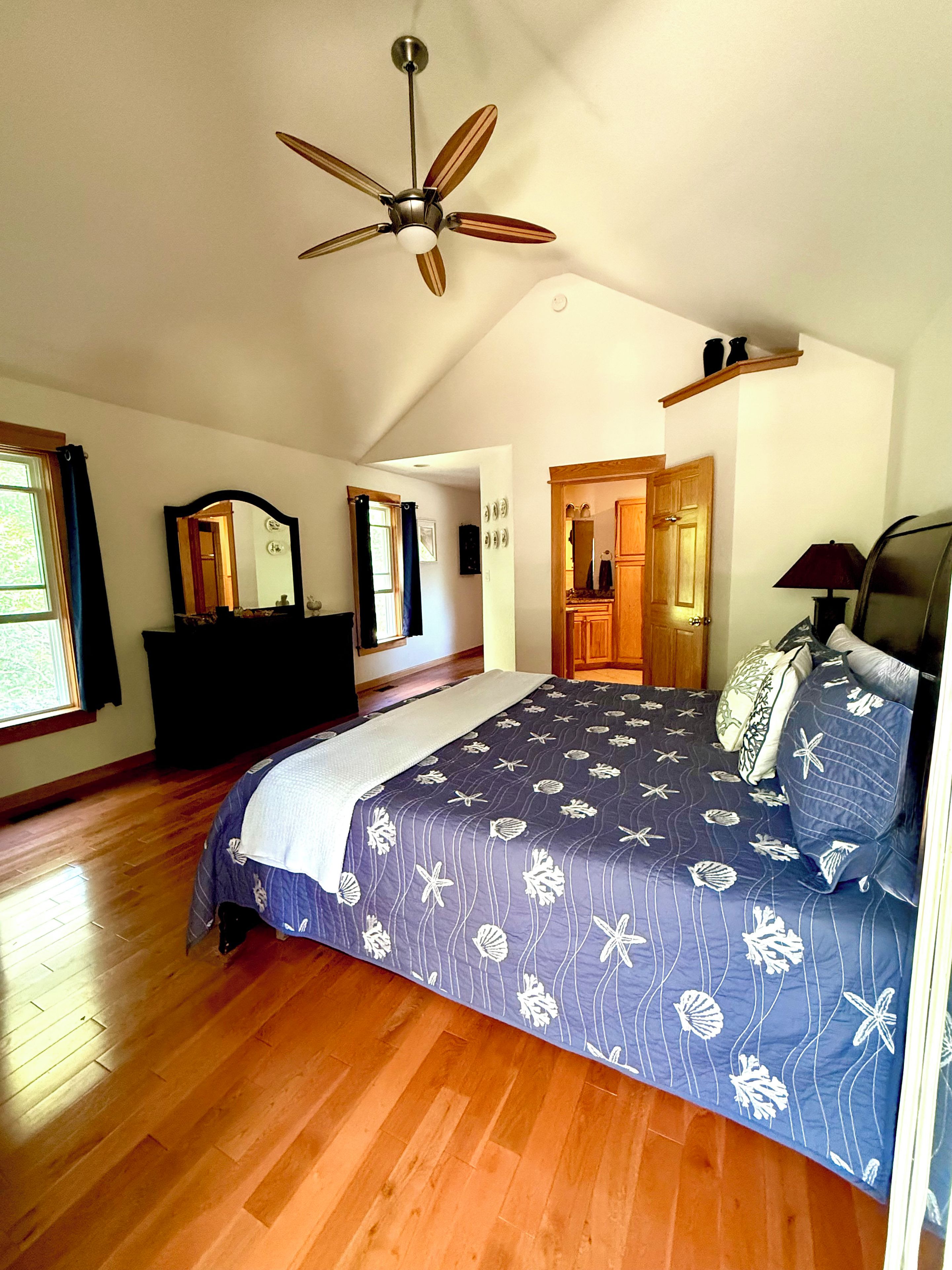 4 bedrooms, desk, iron/ironing board, WiFi (free)