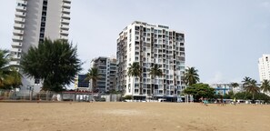 Plage à proximité, chaises longues