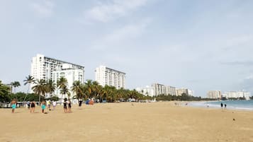 Plage à proximité, chaises longues