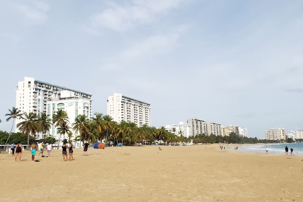 Vlak bij het strand, ligstoelen aan het strand