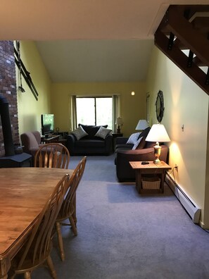 Fernseher, DVD-Player, Tischtennisplatte, Videothek