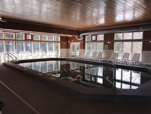 室内游泳池，恒温泳池