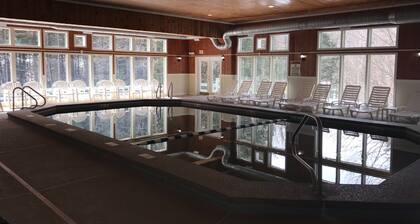 2 Bedroom Plus Giant Loft Bedroom Resort Close to Ski, Storyland, Hiking & More!