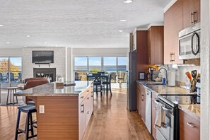 雪櫃、微波爐、焗爐、爐具