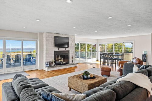 Panoramic lake view retreat with firepit! Centrally located on Wine Trail!