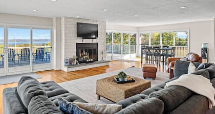 Panoramic lake view retreat with firepit! Centrally located on Wine Trail!