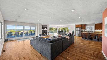 Una Smart TV, una chimenea