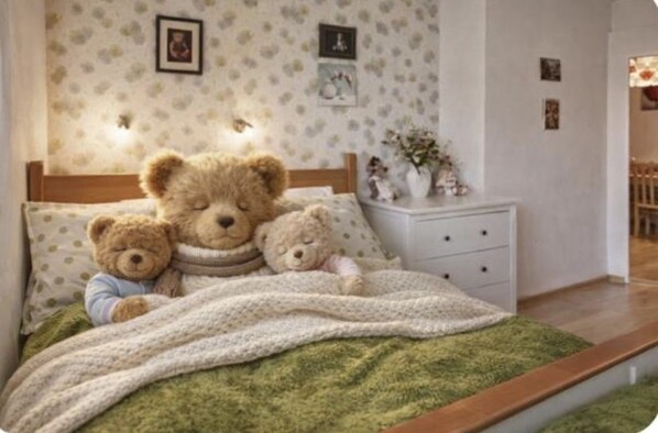 Een slaapkamer met een bed, een nachtkastje en een dressoir.