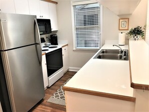 Réfrigérateur, four à micro-ondes, un four, surface de cuisson