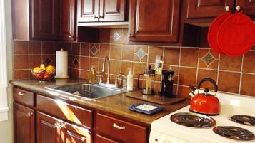 Réfrigérateur, four, plaque de cuisson, cafetiÚre/bouilloire