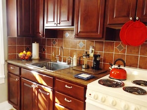 Refrigerador, horno, placa de cocina, cafetera/tetera
