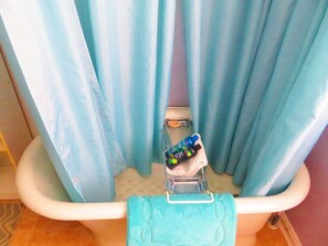 Hårtork, handdukar, tvål och schampo