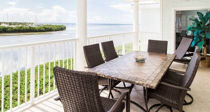 Oceanfront Marina Condo With All Luxuries