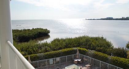 Oceanfront Marina Condo With All Luxuries