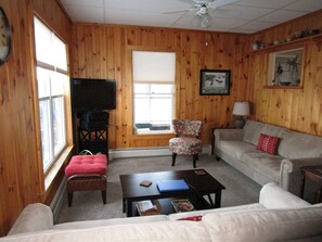 TV connectée, lecteur de DVD, livres