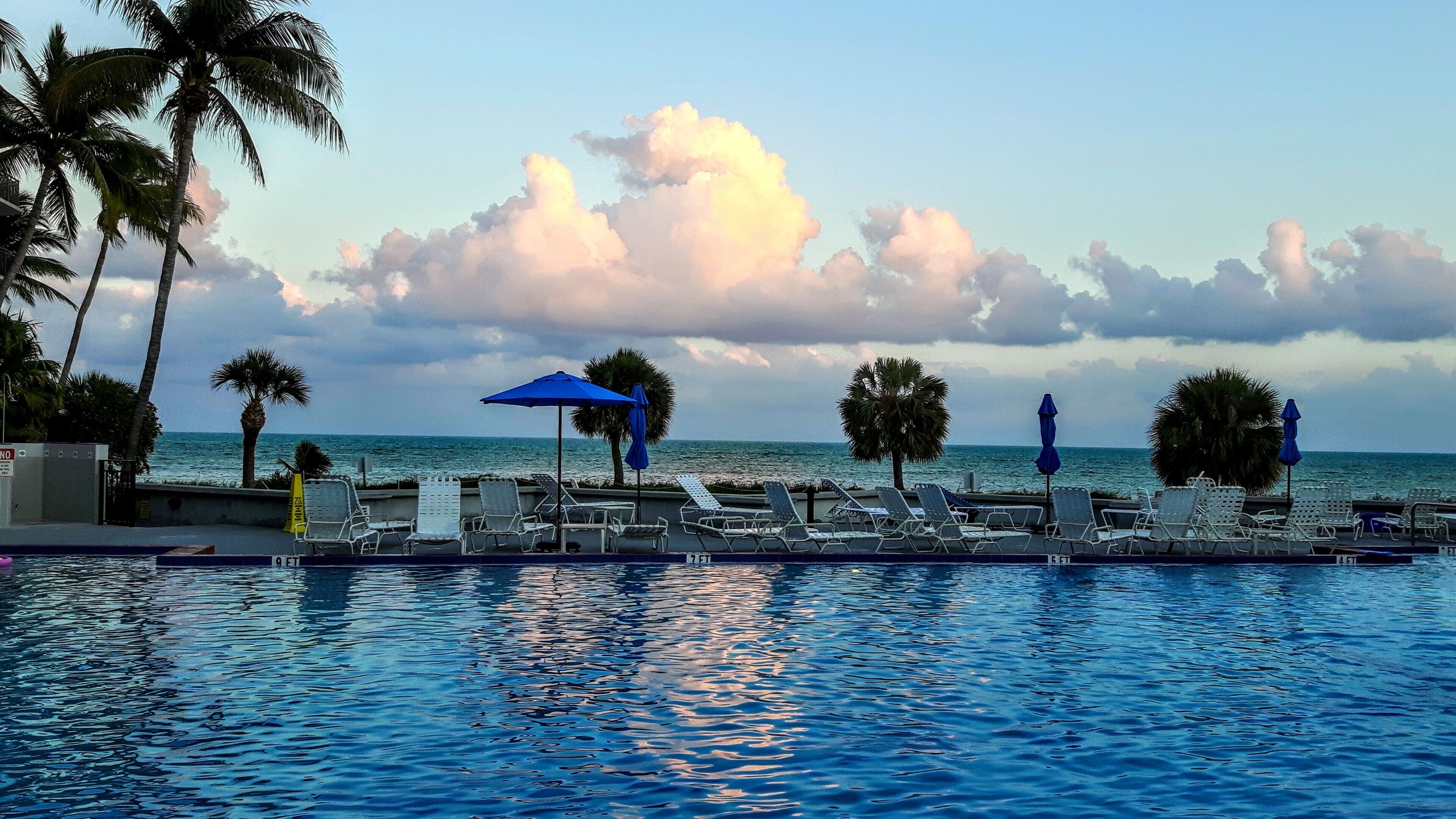 Alberca al aire libre y alberca climatizada