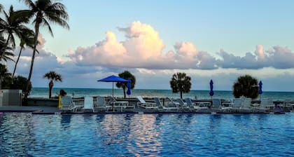 Luxury High End, 2 Bikes, Highspeed Wi-Fi, Work station, Pool, Hot Tub, Gym