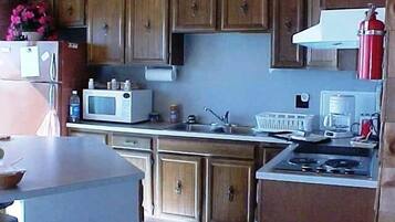 Refrigerador, microondas, placa de cocina, cafetera/tetera