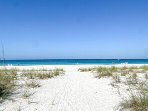 Accommodatie ligt op het strand, ligstoelen, strandlakens