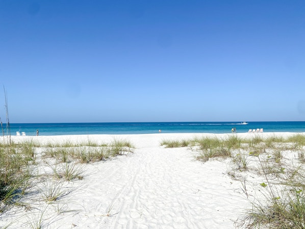 En la playa, camastros y toallas de playa 