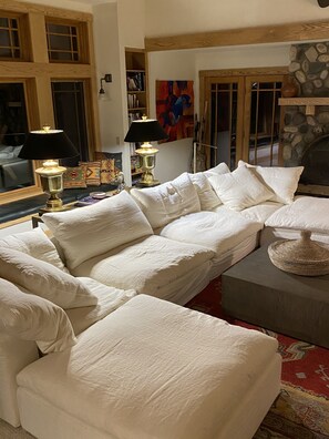 Interior - Luxurious, Family-Friendly Mountain Lodge Near Yellowstone and Cody, Wyoming. (Cody)