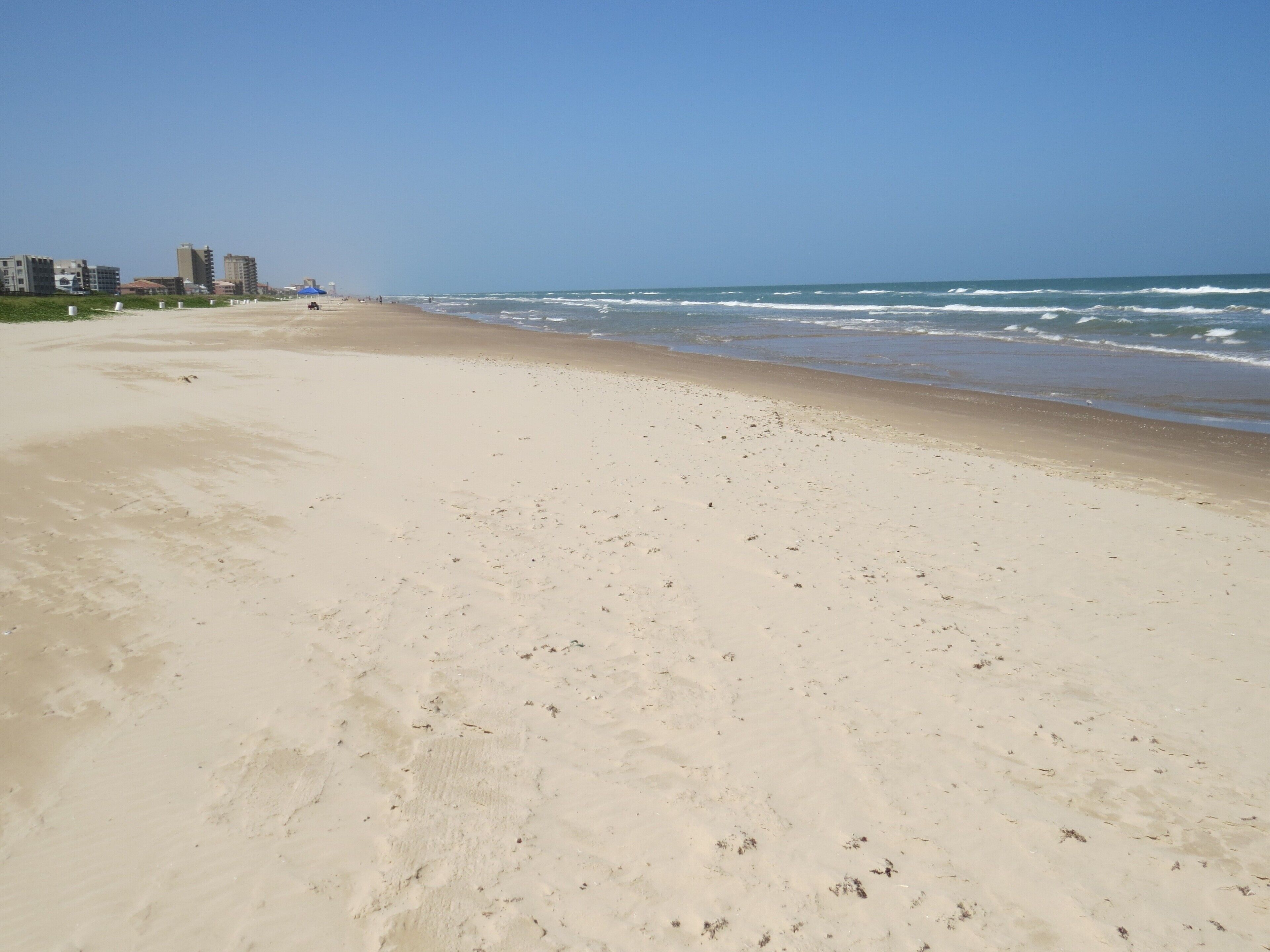 En la playa, camastros, sombrillas y toallas de playa 