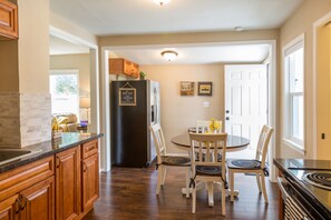 Dining - The Beehive - A charming cottage in the Perry District (Spokane)