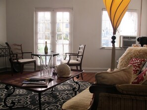 Fernseher, Bücher, Stereoanlage