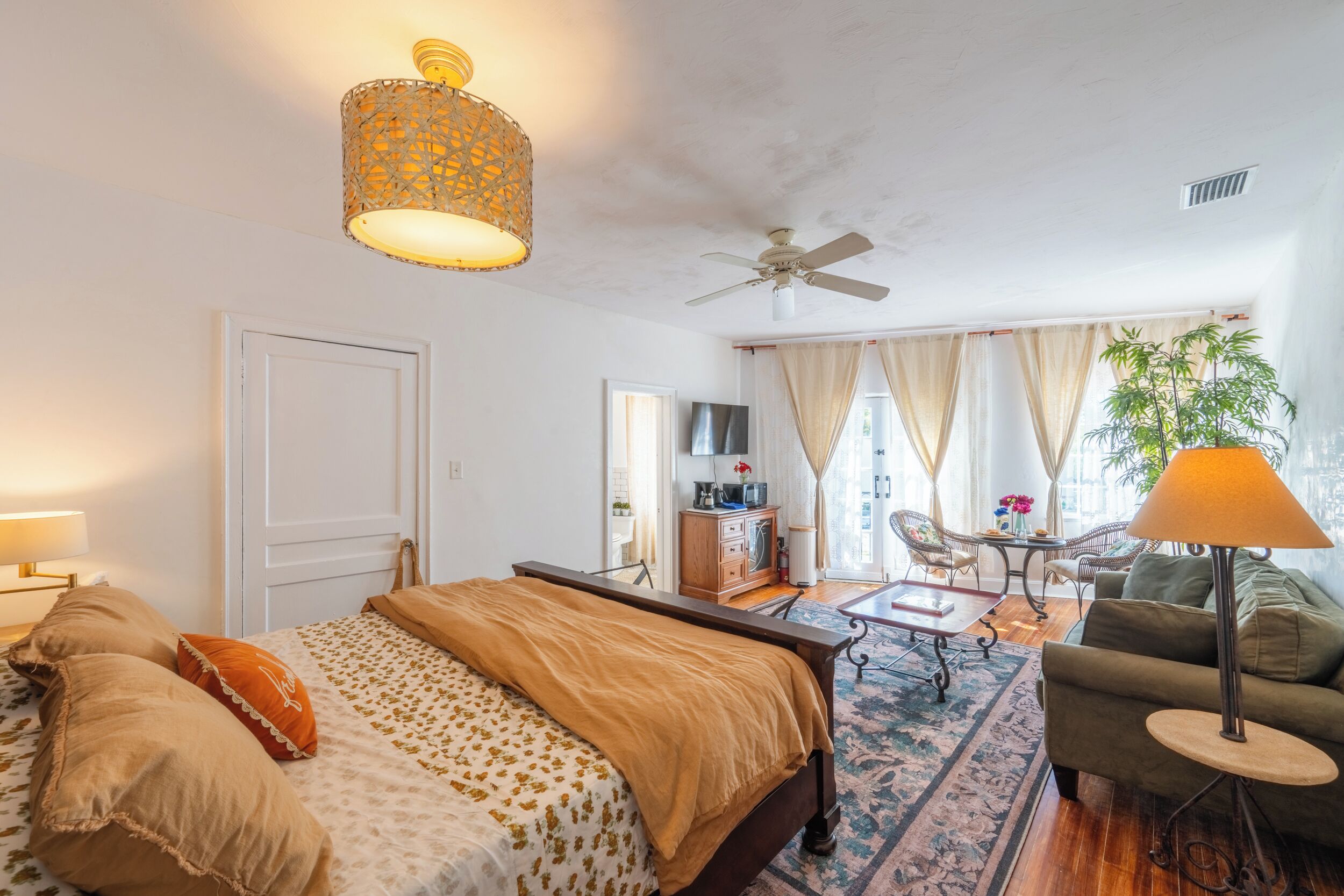 1 habitación, tabla de planchar con plancha, wifi y ropa de cama 