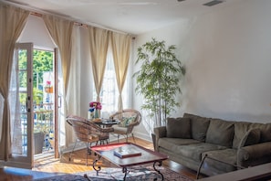 Télévision, livres, chaîne hi-fi